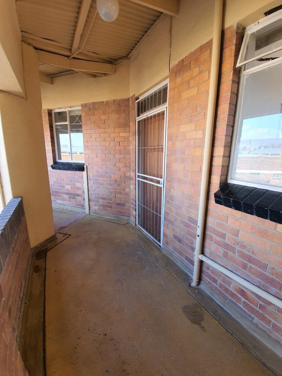 2 Bedroom Property for Sale in Kroonheuwel Free State